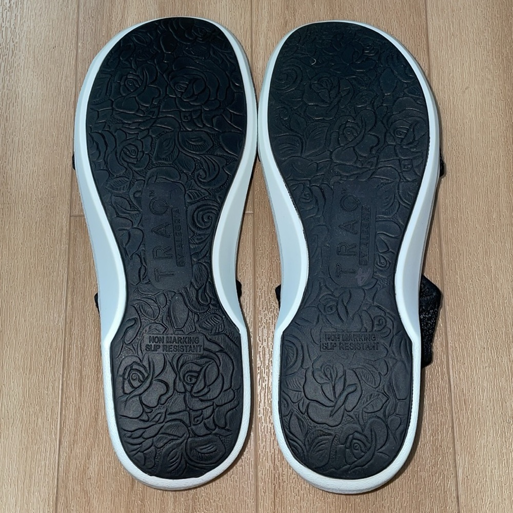 *NWOT* Traq by Algeria dream knit sports sandals - Picture 3 of 4